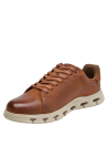 Zapato camel de cuero liso para hombre, suela crema con ranuras, ideal para look urbano.