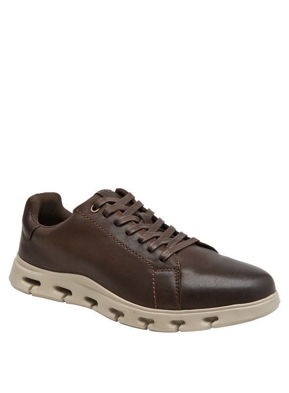 Zapato de hombre en cuero liso café oscuro, estilo casual con suela beige para tracción.