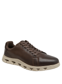 Zapato de hombre en cuero liso café oscuro, estilo casual con suela beige para tracción.