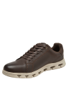 Calzado casual masculino en cuero moro, diseño moderno con cordones a juego y suela clara.