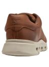 Zapato de cuero camel para hombre, estilo casual, con costuras visibles y cordones a juego.