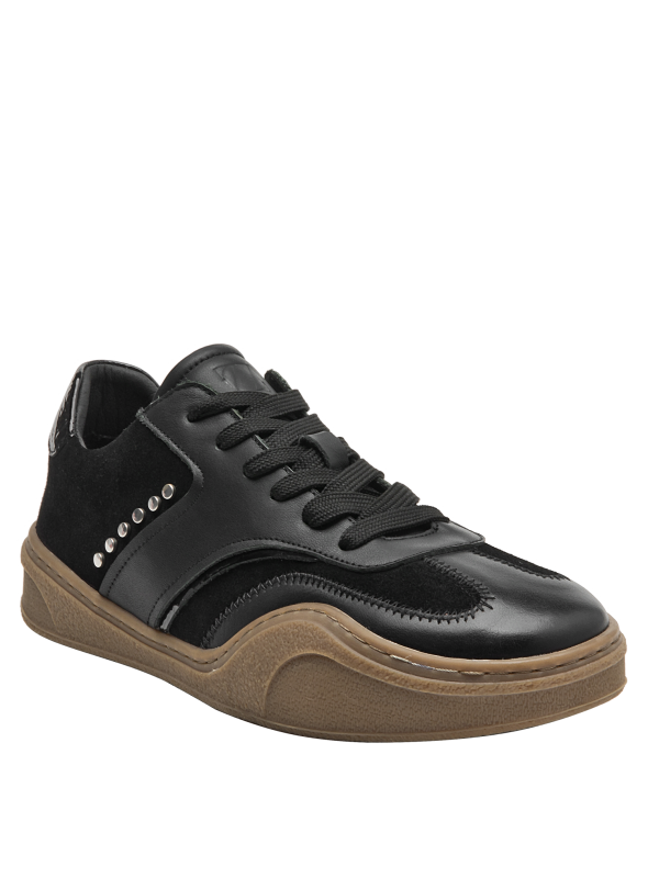 zapatilla de cuero negro con cordones negros y suela robusta café clara, diseño moderno para mujer
