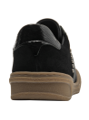 textura gamuzada en la zapatilla negra de cuero con suela café clara, estilo athleisure para mujer