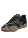 zapatilla negra de cuero con detalles gamuzados y tachas metálicas, estilo deportivo urbano para mujer
