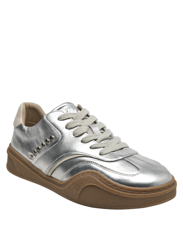 Zapatilla deportiva para mujer en cuero plateado, perfecta para combinar con prendas neutras.