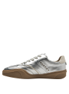 Zapatilla moderna de cuero plateado con textura lisa y diseño chic, ideal para looks casuales.