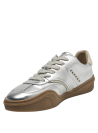 Zapatilla plateada de cuero con cordones claros y suela café claro, estilo athleisure.