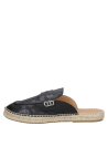 Calzado casual de cuero negro con detalle decorativo en el empeine y suela de esparto.
