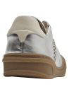 Zapatilla deportiva de cuero plateado para mujer con acabado metálico y detalles de tachuelas.