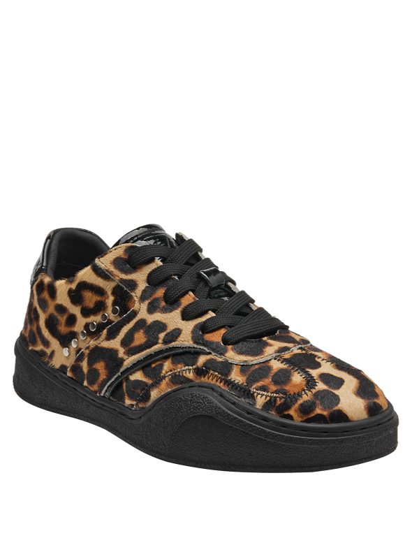 zapatilla de mujer en cuero con tachuelas plateadas, combina bien con jeans y chaquetas