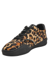 zapatilla de cuero con estampado leopardo y detalles chic, perfecta para un estilo casual y moderno