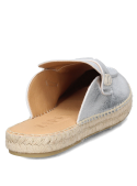Alpargata de mujer en cuero plateado, textura suave y acabado metálico, perfecta para estilo boho elegante.