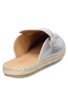 Alpargata de mujer en cuero plateado, textura suave y acabado metálico, perfecta para estilo boho elegante.