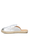 Calzado casual de cuero en tono plateado metálico, ideal para un look normcore sofisticado.