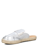 Alpargata de cuero plateado metálico para mujer, estilo casual, con diseño moderno y sofisticado.