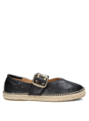 Cuero negro con hebilla dorada en alpargata femenina, suela de yute, estilo casual sofisticado.