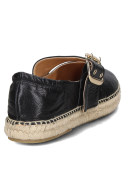 Elegante alpargata de cuero negro con hebilla dorada y suela de yute, ideal para clima cálido.