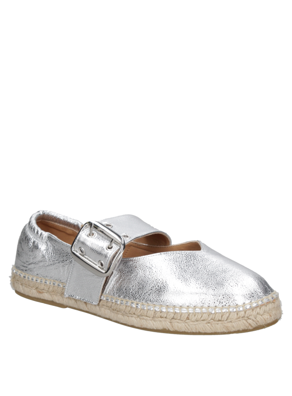 Zapato casual de cuero plateado con brillo sutil y hebilla grande, ideal para un look relajado.