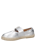 Alpargata de cuero plateado metalizado para mujer con hebilla decorativa y suela de yute contrastante.