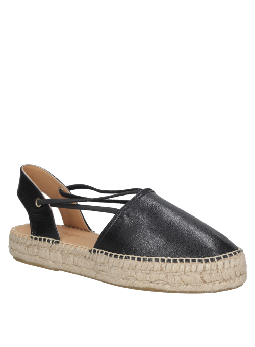 Alpargata negra de cuero para mujer, versátil y cómoda, ideal para paseos urbanos y reuniones casuales.