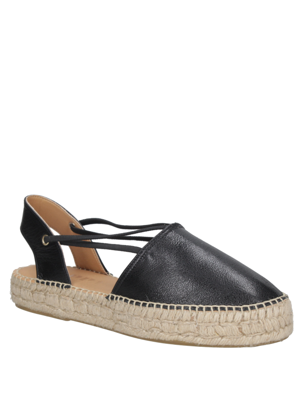 Alpargata negra de cuero para mujer, versátil y cómoda, ideal para paseos urbanos y reuniones casuales.