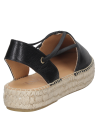 Alpargata femenina de cuero negro con suela de yute trenzada, perfecta para clima cálido y eventos informales.