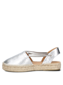 Moderna alpargata femenina en cuero plateado, suela gruesa de esparto, perfecta para verano.