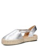 Elegante alpargata de cuero plateado con correas finas cruzadas, ideal para ocasiones informales.