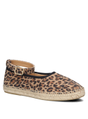 Zapato casual de cuero para mujer, diseño leopardo con suela de yute y detalle de hebilla dorada.