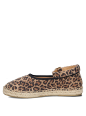 Alpargata de cuero leopardo para mujer, estampado café y negro, estilo casual con tira ajustable en tobillo.