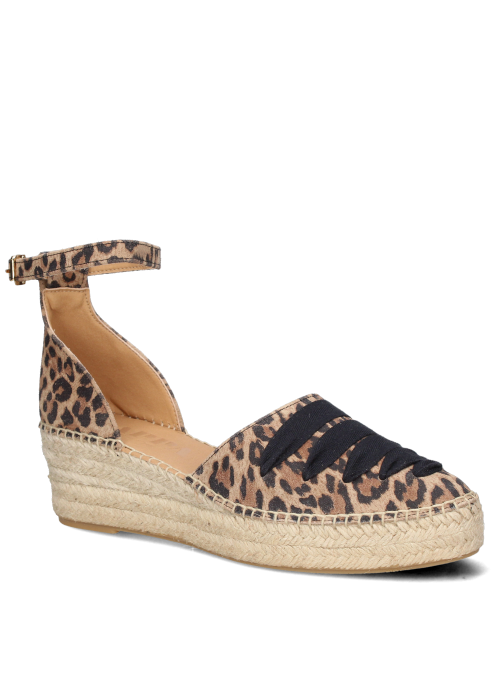 Alpargata de mujer con estampado leopardo en cuero, cierre de hebilla y diseño sofisticado.