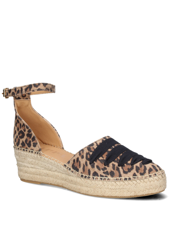 Alpargata de mujer con estampado leopardo en cuero, cierre de hebilla y diseño sofisticado.