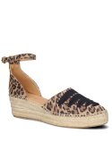 Alpargata de mujer con estampado leopardo en cuero, cierre de hebilla y diseño sofisticado.