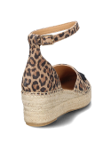 Cuña de esparto rústica en alpargata de cuero leopardo, ideal para ocasiones casuales y veraniegas.