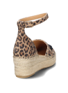 Cuña de esparto rústica en alpargata de cuero leopardo, ideal para ocasiones casuales y veraniegas.