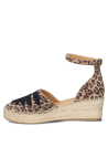 Calzado casual femenino con estampado leopardo, cuero suave y detalles negros para un look atrevido.