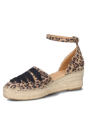 Alpargata de cuero animal print leopardo en tonos marrones, con cuña de esparto y hebilla elegante.