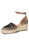 Alpargata de cuero animal print leopardo en tonos marrones, con cuña de esparto y hebilla elegante.