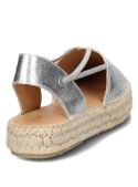 Alpargata de cuero plateado con acabado metálico y suela de esparto, diseño casual-chic para mujer.
