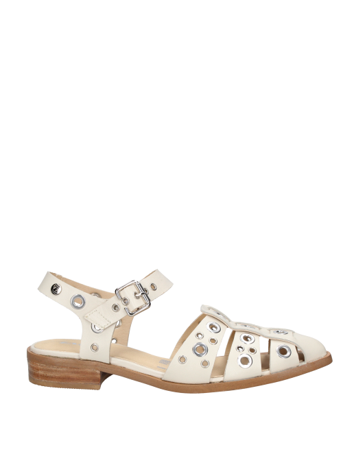 elegante zapato casual beige de cuero con tiras y elementos metálicos