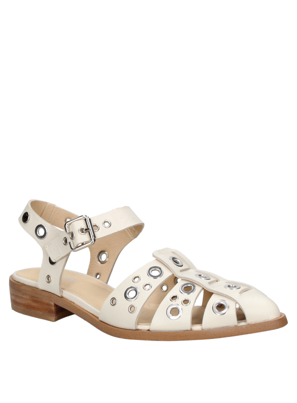 elegante zapato casual beige de cuero con tiras y elementos metálicos