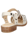 zapato de mujer en cuero beige con textura lisa y detalles boho chic