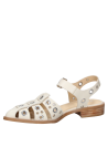 calzado casual de cuero beige con hebilla ajustable y diseño moderno