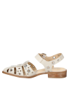 zapato beige de cuero para mujer con tiras y ojales metálicos decorativos
