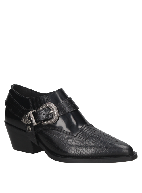 Zapato de cuero negro con textura exótica y hebilla plateada, estilo cowboy moderno para mujer.