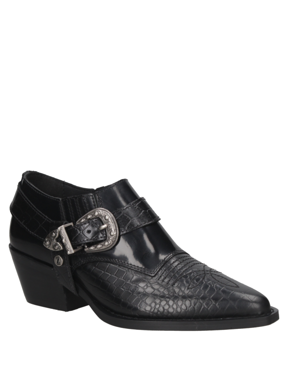 Zapato de cuero negro con textura exótica y hebilla plateada, estilo cowboy moderno para mujer.