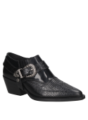 Zapato de cuero negro con textura exótica y hebilla plateada, estilo cowboy moderno para mujer.