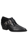 Zapato de cuero negro con textura exótica y hebilla plateada, estilo cowboy moderno para mujer.