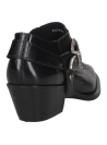 Elegante zapato vaquero negro de cuero con hebilla decorativa y taco bajo, perfecto para eventos casuales.