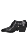 Calzado femenino en cuero negro con diseño vaquero, hebilla metálica y puntera afilada, ideal para looks casuales.